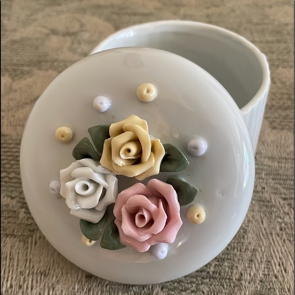 Porcelain Cupcake w/Flowers Vintage - Picture 3 of 8